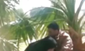 Підліток і бризкає водою зі еротика розповіді свого фонтану