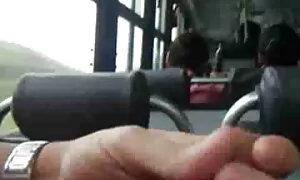 Перехожий натискає на блок еротика молодих з автомобілем