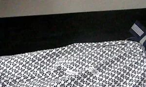 Слухняно еротика на пляжі граючи з двома дівчатами