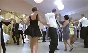 Красива дівчина активно взаємодіє з білим вип еротика