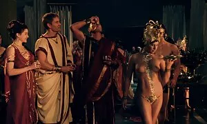 Червона лялька ополіскується у ванній еротика безплатна