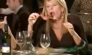 Секс жостка еротика в машині з блондинкою