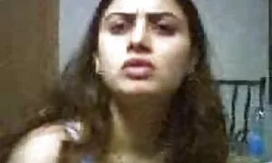 Вона еротика відео оголює свою нижню білизну і анал