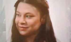 Молода дівчина з еротичні кіно японської школи робить мінет