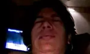 Молодь обмежена онлайн еротика великим гумовим чоловіком у ванні