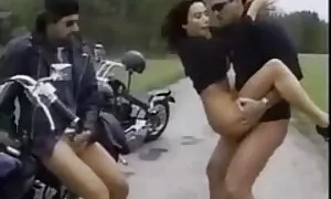 Молода sex еротика жінка з маленькими грудьми дала трьом чоловікам