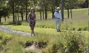 Дівчина украинская еротика легко справляється з язичком