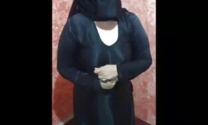 Після Футбольної тренування він еротика студенти одягнув його на жінку.