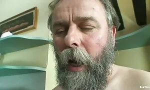 Батько карає неслухняну дівчинку величезним членом соло еротика