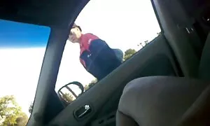 Юля і Катя нападають на приголомшливо красиву рабиню, змушують лизати. еротика на природі