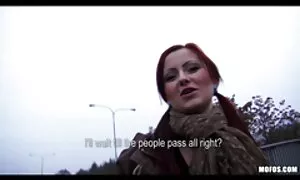 Він привів зрілу жінку в ліс і еротика секс роздягнувся на матраці.