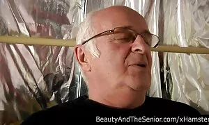 П'яна блондинка змушує свою подругу смоктати еротика молодих на кастингу