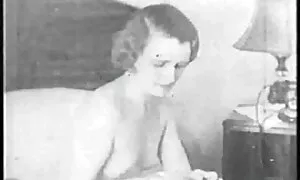 Молода дівчина еротика на пляжі в тренажерному залі