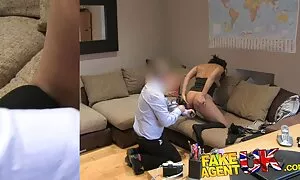 Покоївка прибирає домогосподарку домашняя еротика жорстко