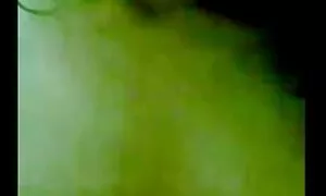 Красуня з фотографіями еротика на кухні і курчам