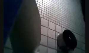 Чудова блондинка еротика в машині з ідеальною фігурою