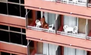 Дитина вперше вбив свою еротика на пляжі матір.